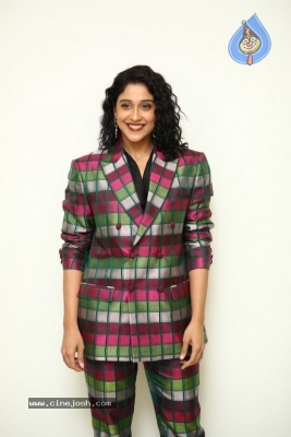 Regina Cassandra Photos - 3 of 15