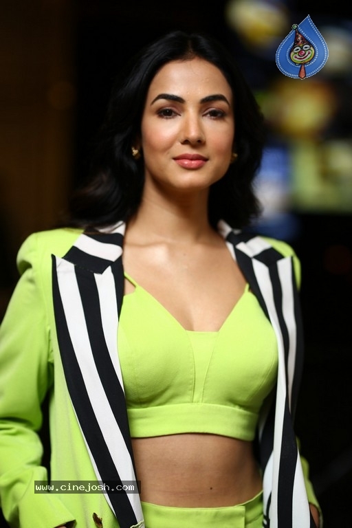 Sonal Chauhan Photos - 2 / 20 photos