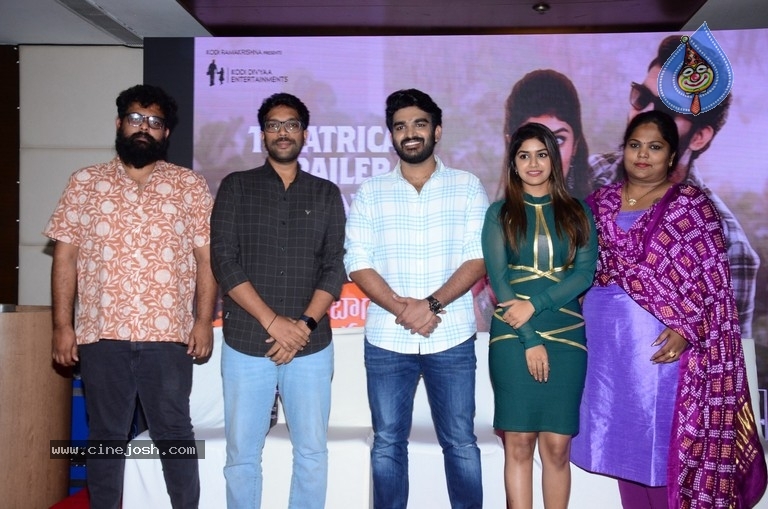 Nenu Meeku Baga Kavalsina Vadini Press Meet - 2 / 12 photos