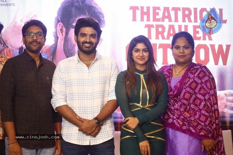Nenu Meeku Baga Kavalsina Vadini Press Meet - 8 / 12 photos