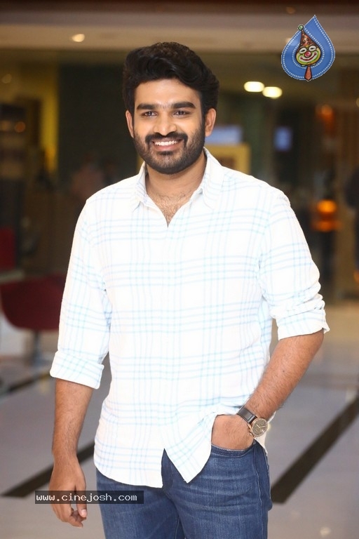 Nenu Meeku Baga Kavalsina Vadini Press Meet - 9 / 12 photos