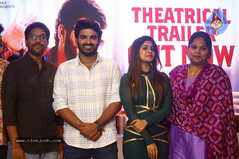 Nenu Meeku Baga Kavalsina Vadini Press Meet - 10 / 12 photos