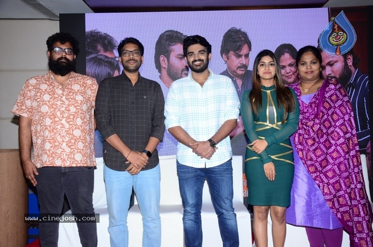 Nenu Meeku Baga Kavalsina Vadini Press Meet - 11 / 12 photos