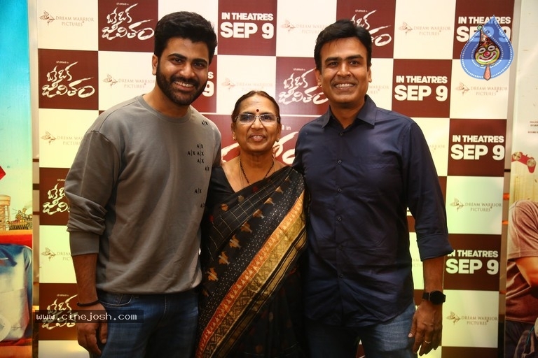 Oke Oka Jeevitham Special Celebrity Premier Show - 1 / 16 photos