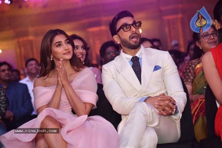 Celebrities at SIIMA 2022 Awards - 2 / 61 photos