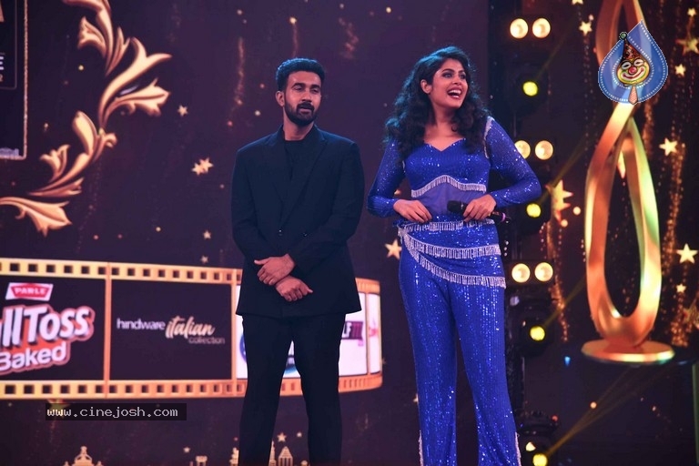 Celebrities at SIIMA 2022 Awards - 15 / 61 photos