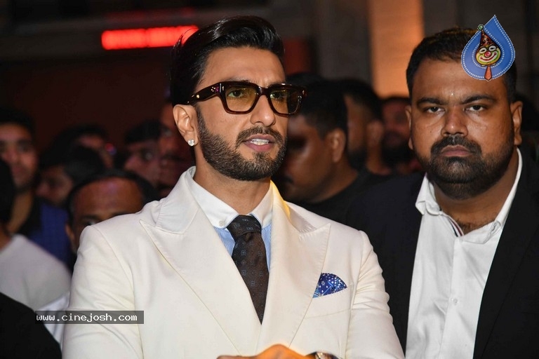 Celebrities at SIIMA 2022 Awards - 19 / 61 photos