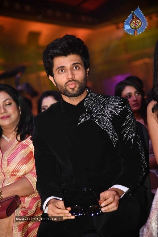 Celebrities at SIIMA 2022 Awards - 20 / 61 photos