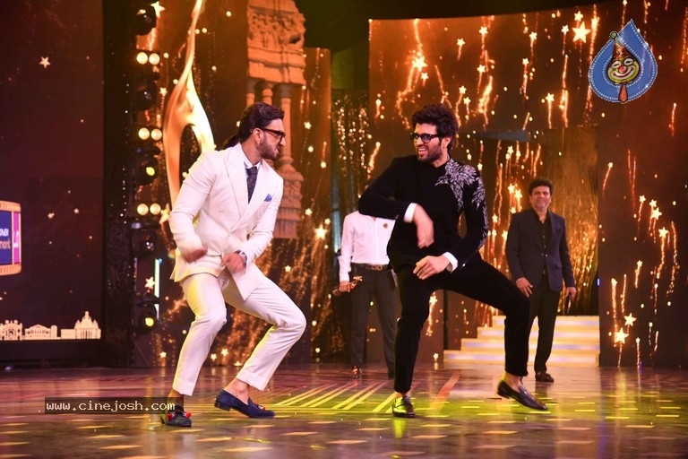 Celebrities at SIIMA 2022 Awards - 25 / 61 photos