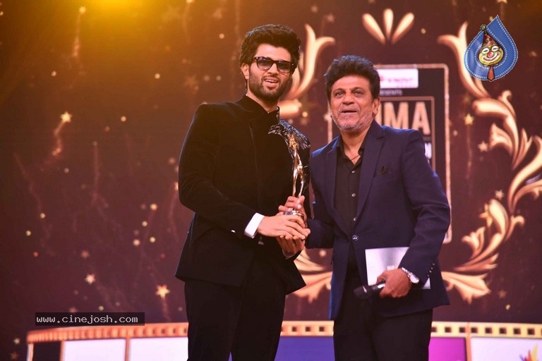 Celebrities at SIIMA 2022 Awards - 49 / 61 photos