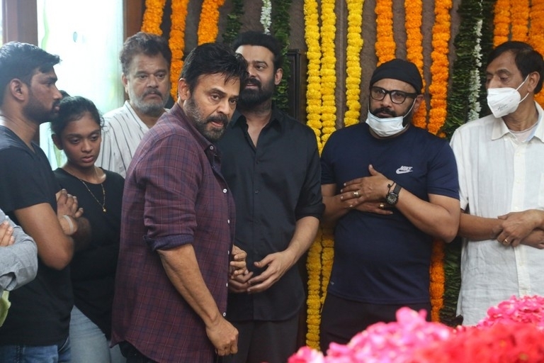 Celebrities Pays Tribute Krishnam Raju - 97 / 126 photos