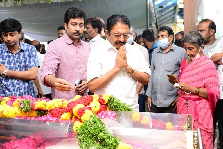 Celebrities Pays Tribute Krishnam Raju - 119 / 126 photos