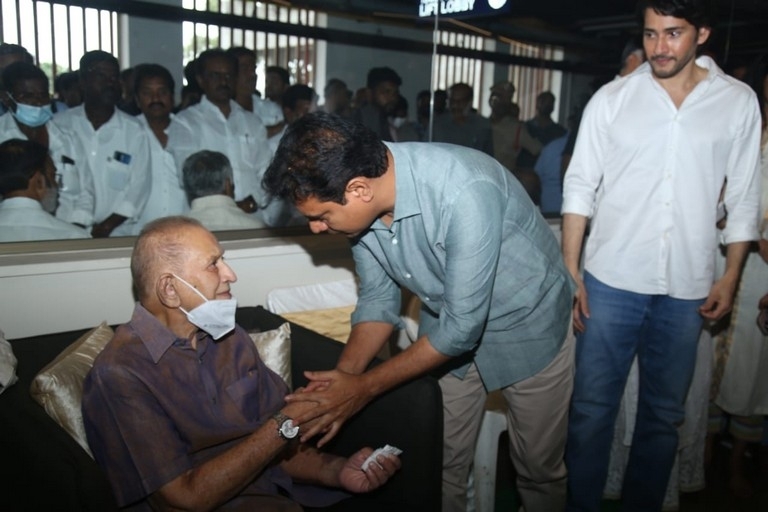 Mahesh Mother Indira Devi Condolences Photos - 15 / 36 photos