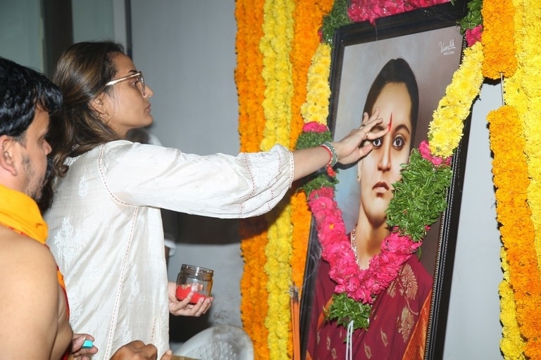 Mahesh Mother Indira Devi Condolences Photos - 18 / 36 photos