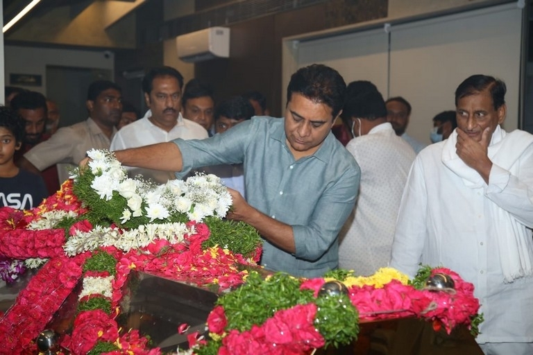 Mahesh Mother Indira Devi Condolences Photos - 19 / 36 photos