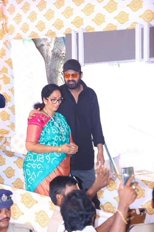 Prabhas and Krishnam Raju family at Mogalthuru - 7 / 19 photos