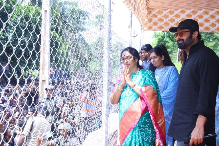 Prabhas and Krishnam Raju family at Mogalthuru - 12 / 19 photos