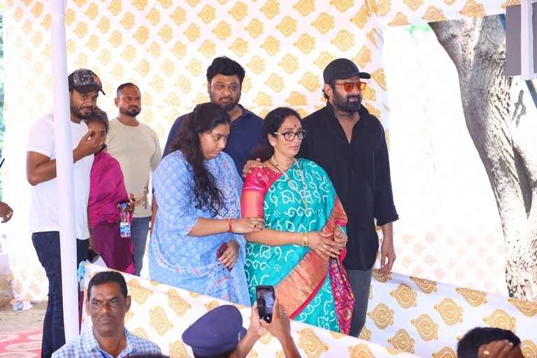 Prabhas and Krishnam Raju family at Mogalthuru - 13 / 19 photos