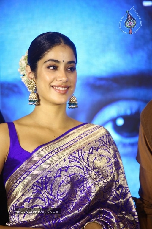Janhvi Kapoor Pics - 6 / 21 photos