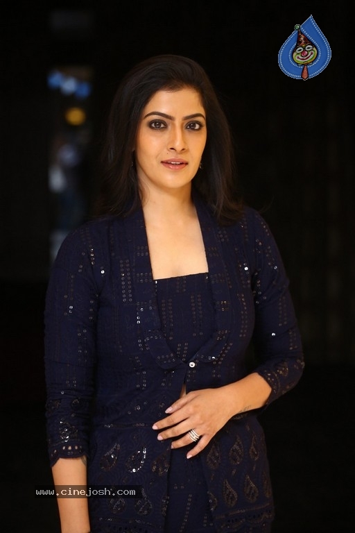 Varalaxmi Sarathkumar Photos - 13 / 16 photos