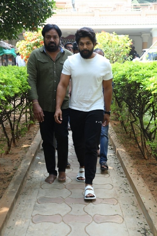 Celebs Pay Condolences to Superstar Krishna 02 - 3 / 113 photos