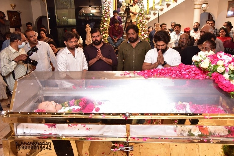 Celebs Pay Condolences to Superstar Krishna 02 - 12 / 113 photos