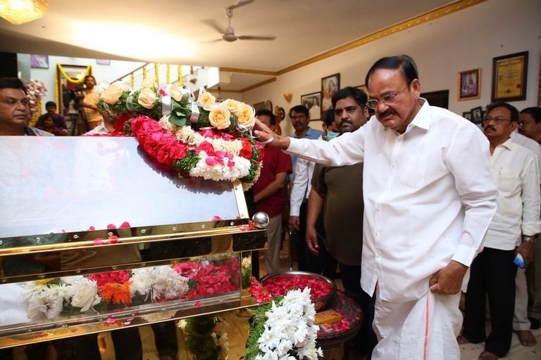 Celebs Pay Condolences to Superstar Krishna 02 - 13 / 113 photos