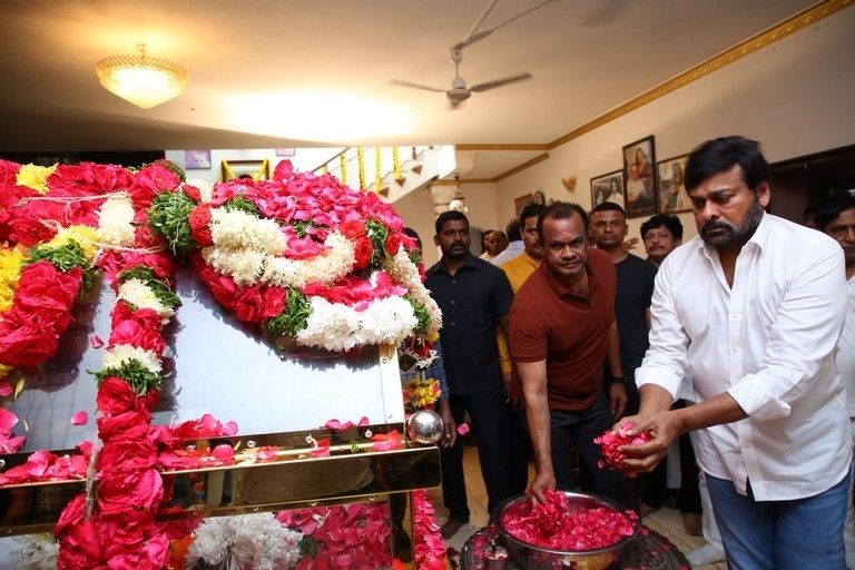 Celebs Pay Condolences to Superstar Krishna 02 - 15 / 113 photos