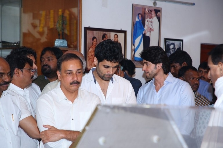 Celebs Pay Condolences to Superstar Krishna 02 - 16 / 113 photos