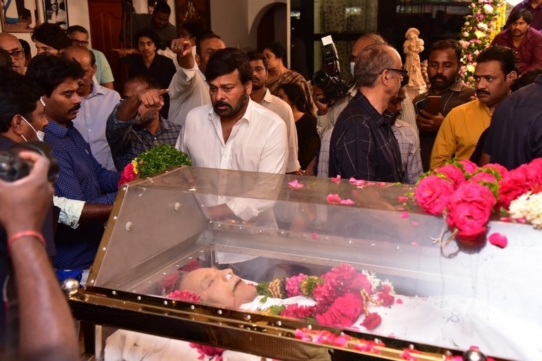 Celebs Pay Condolences to Superstar Krishna 02 - 21 / 113 photos