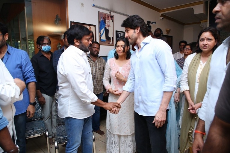 Celebs Pay Condolences to Superstar Krishna 02 - 24 / 113 photos