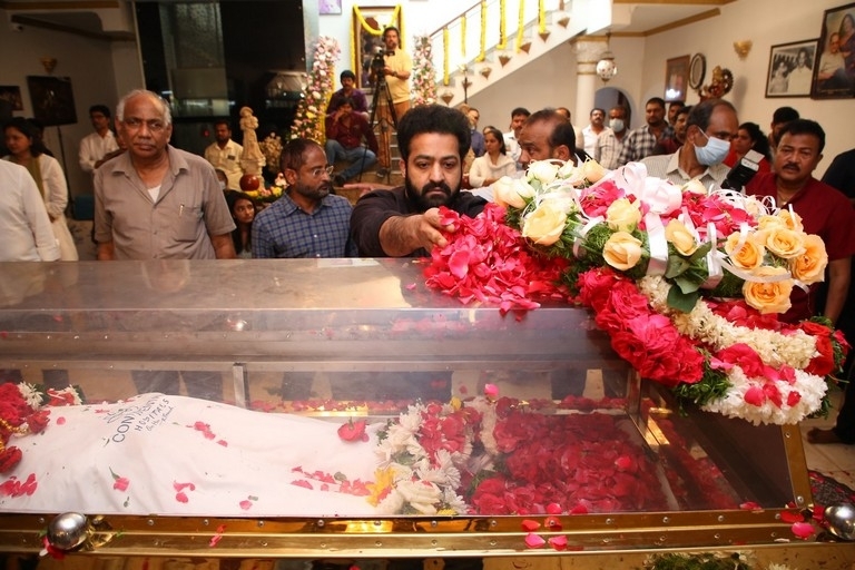 Celebs Pay Condolences to Superstar Krishna 02 - 26 / 113 photos