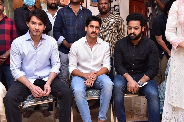 Celebs Pay Condolences to Superstar Krishna 02 - 33 / 113 photos