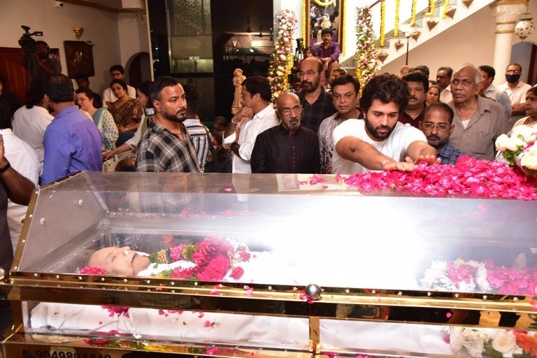 Celebs Pay Condolences to Superstar Krishna 02 - 35 / 113 photos