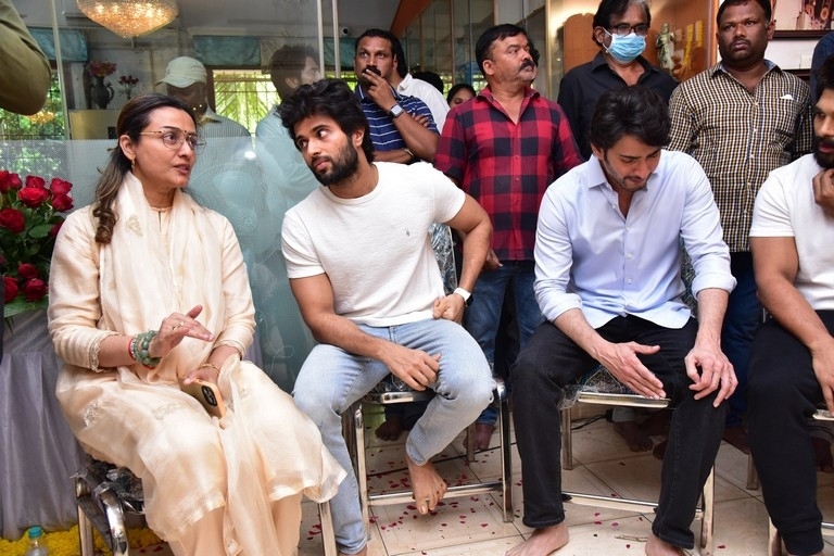 Celebs Pay Condolences to Superstar Krishna 02 - 39 / 113 photos
