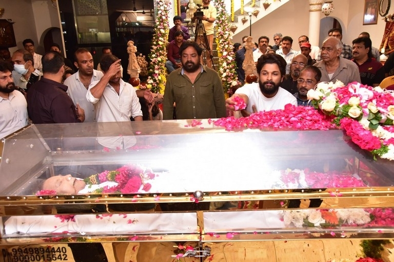 Celebs Pay Condolences to Superstar Krishna 02 - 46 / 113 photos
