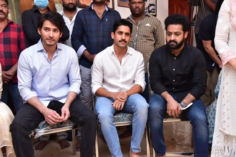 Celebs Pay Condolences to Superstar Krishna 02 - 47 / 113 photos