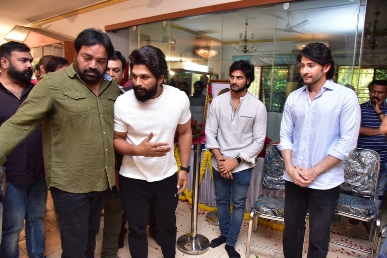 Celebs Pay Condolences to Superstar Krishna 02 - 75 / 113 photos