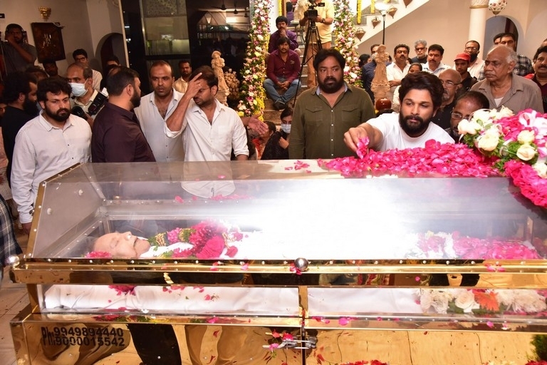 Celebs Pay Condolences to Superstar Krishna 02 - 77 / 113 photos