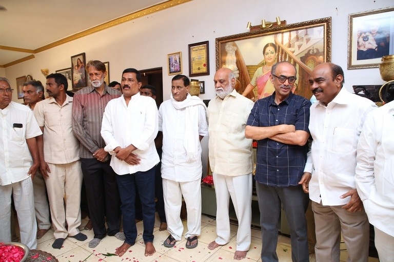 Celebs Pay Condolences to Superstar Krishna 02 - 82 / 113 photos