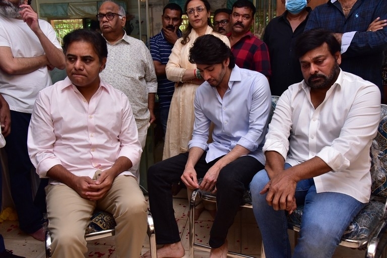 Celebs Pay Condolences to Superstar Krishna 02 - 91 / 113 photos