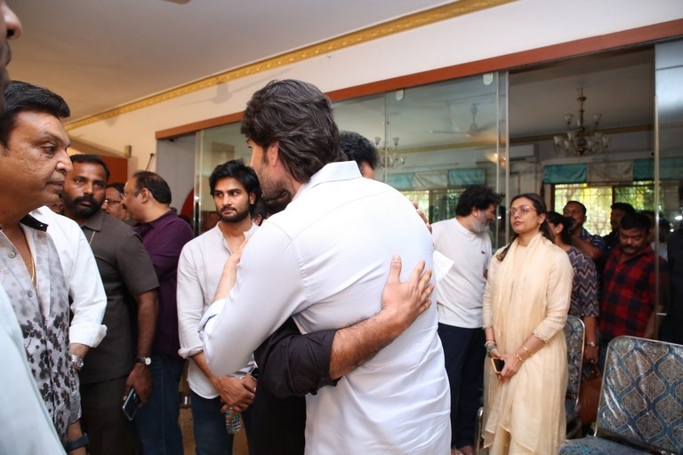 Celebs Pay Condolences to Superstar Krishna 02 - 92 / 113 photos