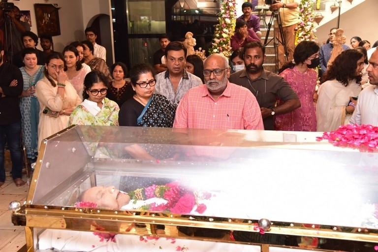 Celebs Pay Condolences to Superstar Krishna 02 - 97 / 113 photos