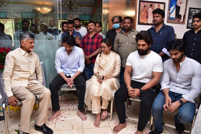 Celebs Pay Condolences to Superstar Krishna 02 - 103 / 113 photos