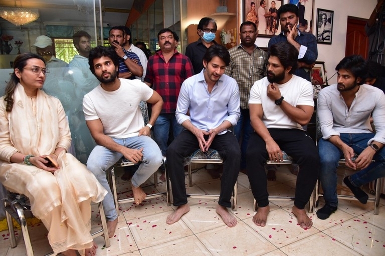 Celebs Pay Condolences to Superstar Krishna 02 - 105 / 113 photos