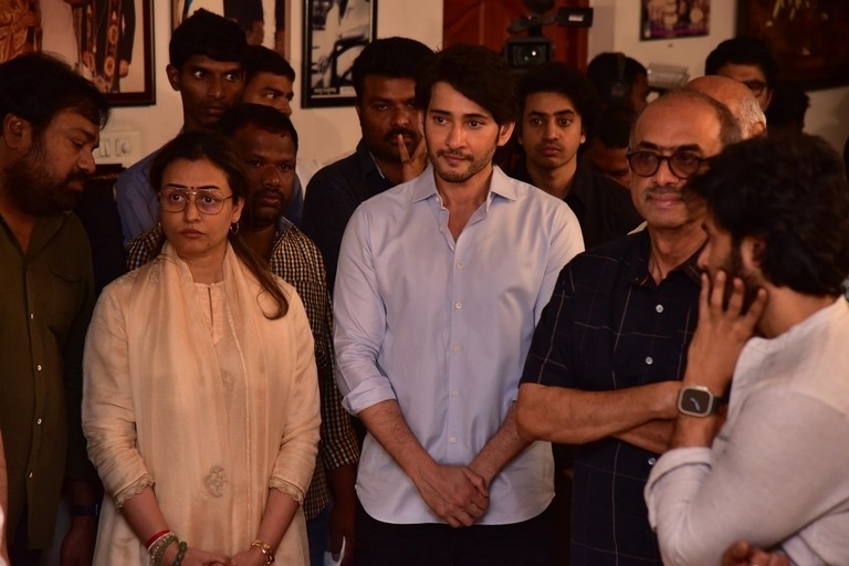 Celebs Pay Condolences to Superstar Krishna - 46 / 96 photos