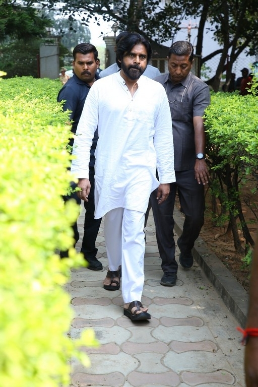 Celebs Pay Condolences to Superstar Krishna - 56 / 96 photos