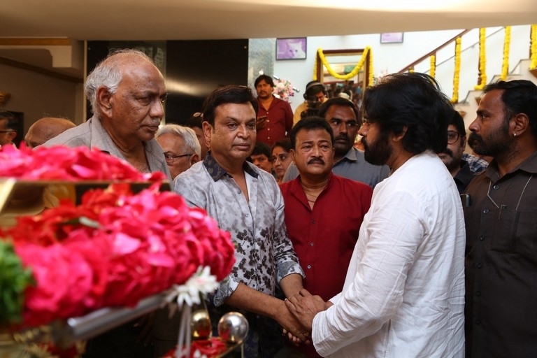 Celebs Pay Condolences to Superstar Krishna - 83 / 96 photos