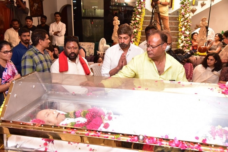 Celebs Pay Condolences to Superstar Krishna  - 47 / 111 photos