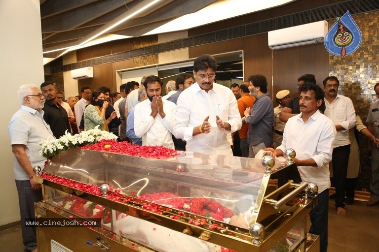 Celebs Pay Condolences to Superstar Krishna  - 32 / 97 photos